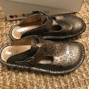 ✨ALEGRIA✨Comfy Grey, Tooled Clogs Size 37/US 7-7.5